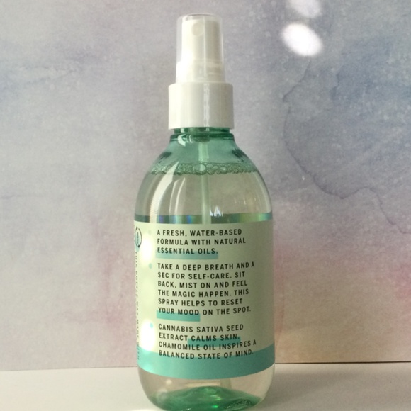 VS Pink Mood Body Mist - Picture 4 of 4